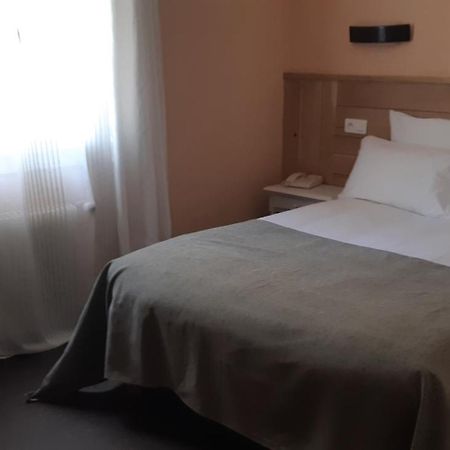 Hotel Des Roches - Climatisation Les Eyzies Экстерьер фото