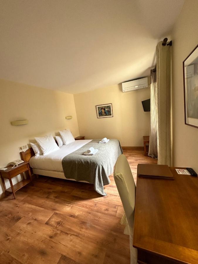 Hotel Des Roches - Climatisation Les Eyzies Экстерьер фото